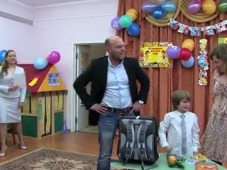 Родители собираю в школу первокласника - конкурс на выпускном в детском саду