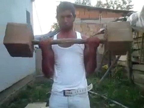 Régis fait de la musculation et... s'évanouit !