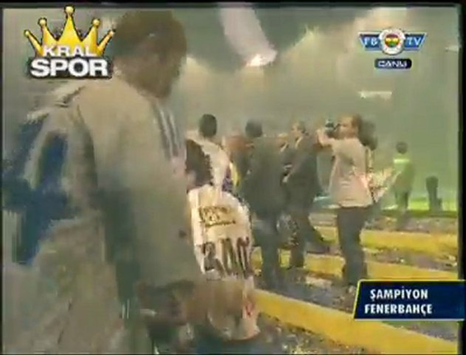 sampiyon-kupayi-kaldirdi-fenerbahce-sukru-saracoglu[1]