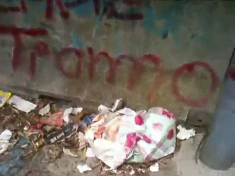 Aversa - Ancora rifiuti nel parcheggio del Parco Pozzi