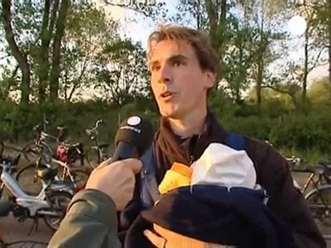 Des Serbes manifestent leur soutien à Mladic devant la...