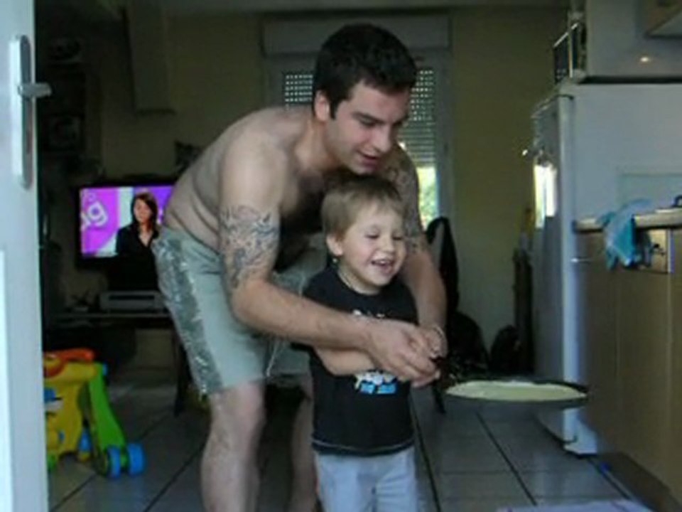 Ethan fait sauter une crepe