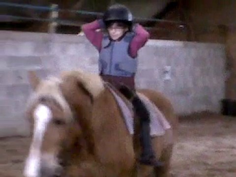 Séance de voltige et d'équitation adaptée avec la petite Laurie 1/6