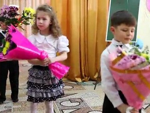 Дети на выпускном поздравляют работников детского сада