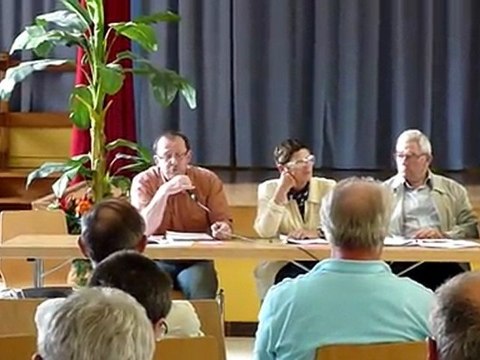 Les parents d'élèves de l'école de musique à Vic et la directrice face à la crise