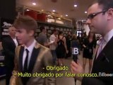 Justin Bieber nos bastidores do Billboard Music Awards 2011 depois de ganhar 