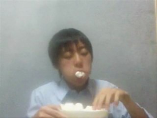 マシュマロを食べながら歌う男　ゴリラONWEB