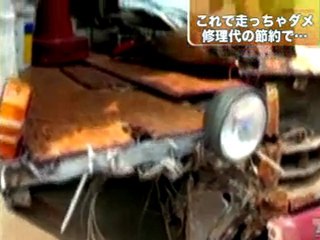 中国の高速道路でボロボロのバスが警察に止められる　フロントガラスなく側面はベニヤ板