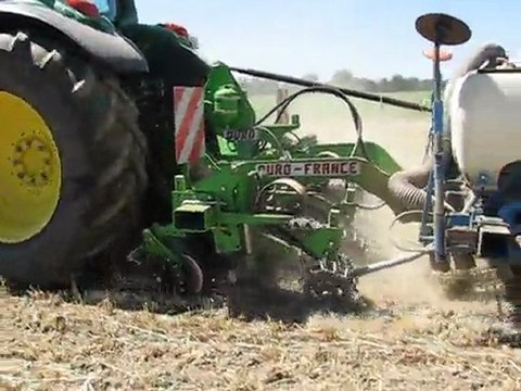 Semis direct de maïs avec un Strip-Till Duro France