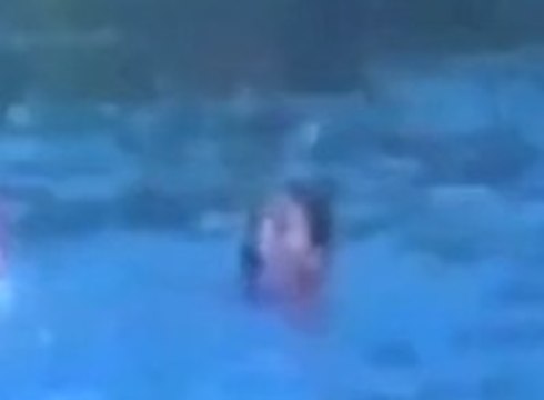 Elle se noie devant la caméra: personne n'a d'explication