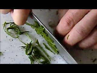 Comment ciseler les feuilles (basilic, épinards, oseille...) ?