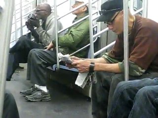 Il aime lecher des chaussures dans le métro