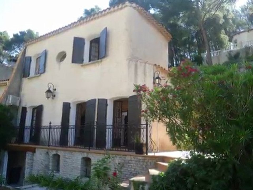 Villa 13011 " Les Escourtines " T4 de 127 m2 sur 709m2 de terrain avec piscine et jardin arboré.