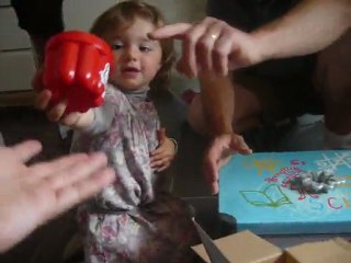 Zoé ouvre ses cadeaux
