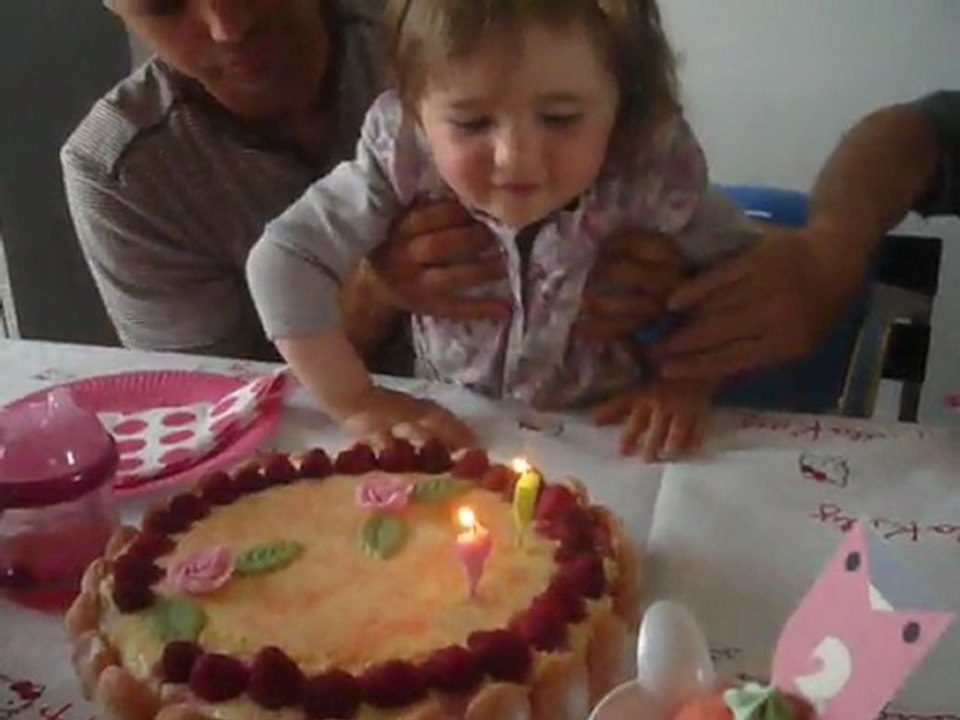 Zoé souffle ses bougies