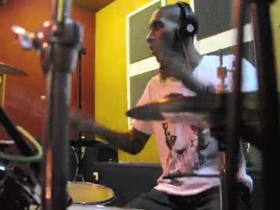 Remix "Kush"(Dre Dre ft Snoop Dog & Akon) By Fedeny Fed Degue on the Drum in Studio. Clip Réalisé by Mr Christ Bikouedi.