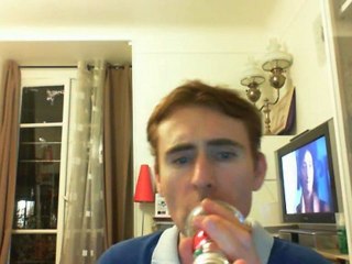 Wiwi égratigne "chanson triste"