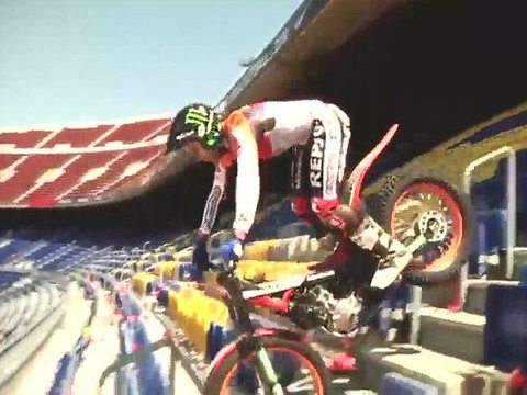 Insolite : il roule sur le Camp Nou en moto !