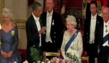 Obama se prend un vent par la Reine d'Angleterre !