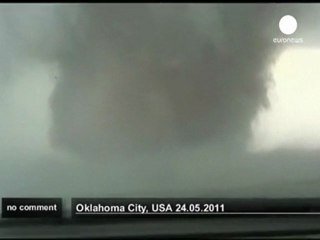 Une tornade gigantesque frappe l'Oklahoma - no comment