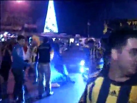 Fenerbahçelilerin Apaçi Dansı