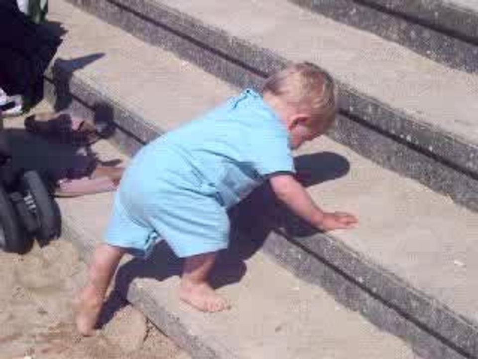 lucas qui fait du 4 pattes