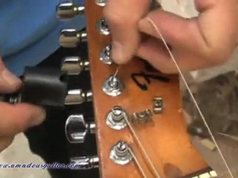 Changer ses cordes: guitare avec mécaniques à fentes