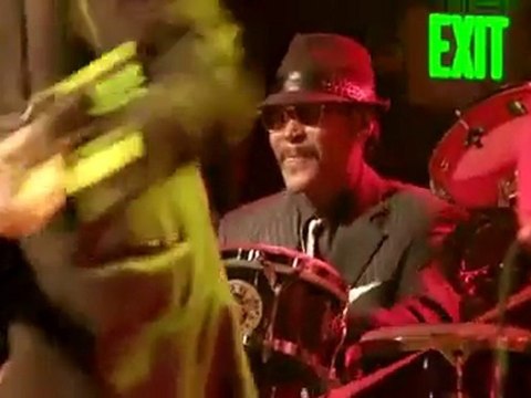 100-Monkeys Cambios-What-Do-100-Monkeys-Need-To-Survive-On-Tour