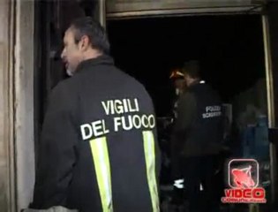 Napoli - In fiamme il comitato elettorale di Lettieri