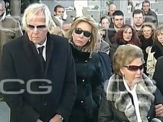 Norma rota de dolor en el entierro de Carla