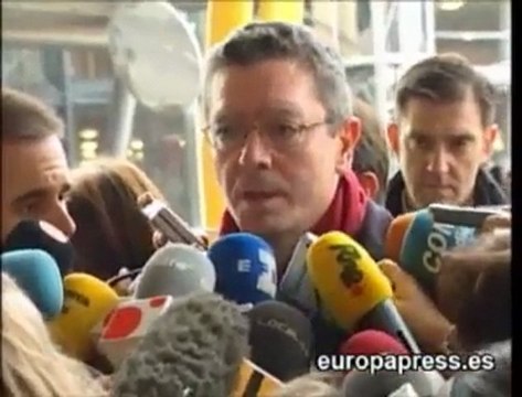 Los bomberos trabajan con cautela para rescatar el...