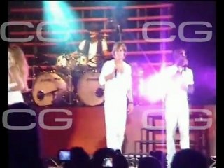 Baute y Marta Sánchez, COLGANDO EN SUS MANOS