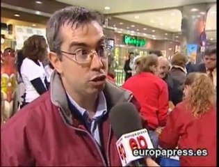 Save the Children reparte trozos de una galleta gigante