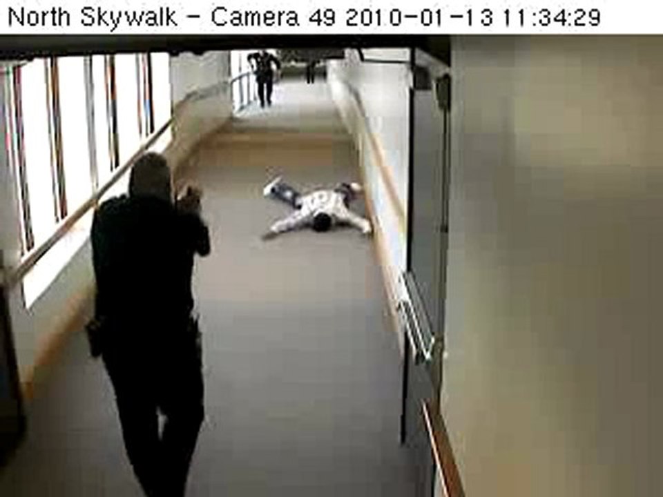 0354 - Régis veut traverser une vitre blindée