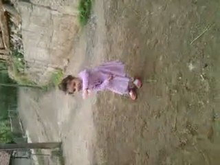 2 YAŞINDAKİ KIZDAN APPAÇİ DANSI