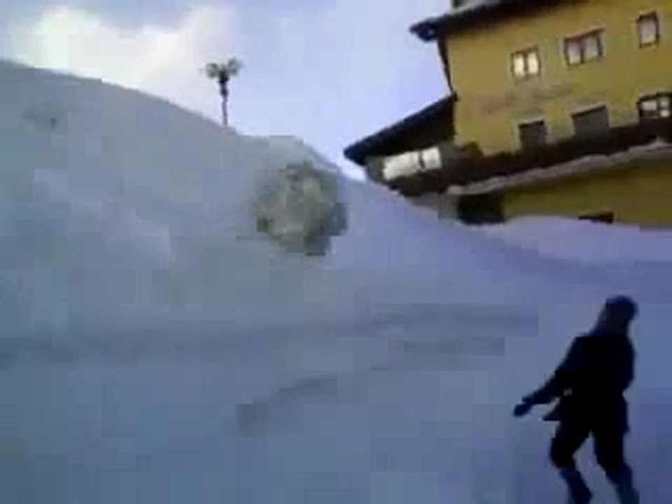 0360 - Régis attrape une grosse boule de neige