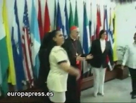 Raúl Castro recibe al cardenal Tarcisio Bertone