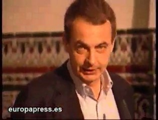 Zapatero acude puntual a votar