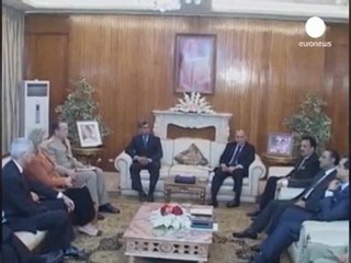Clinton seeks to smooth US-Pakistan ties