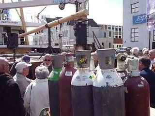 Aanzetten hoofdmotor de Elbe en uitreiking boek deel 1