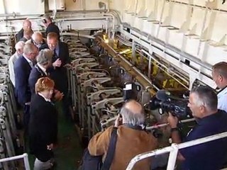 Aanzetten hoofdmotor de Elbe en uitreiking boek deel 3