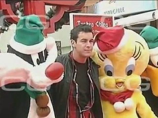 Mario Casas 'escoltado' en el parque Warner