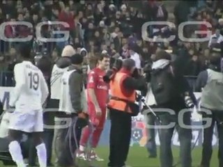Iker Casillas intenta meter gol pero... falla