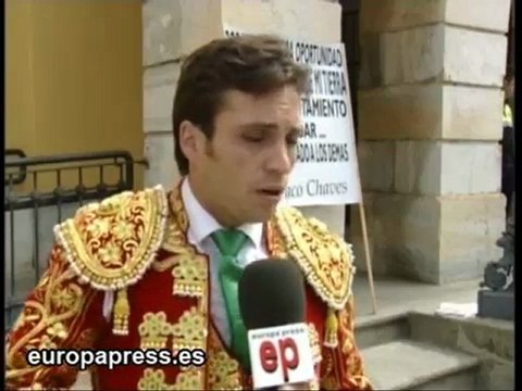 Un novillero vestido de luces acude a diario al Ayuntamiento