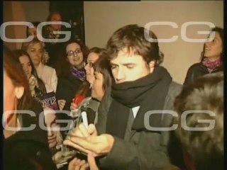 Dani Martín rodeado de amigos y fans