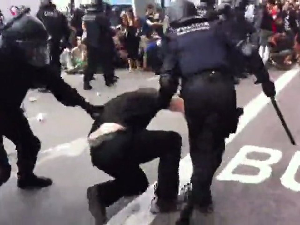 Dictature Européenne (Barcelone) : les CRS attaquent le peuple 13