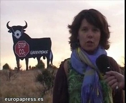 Un toro de Osborne con mascarilla