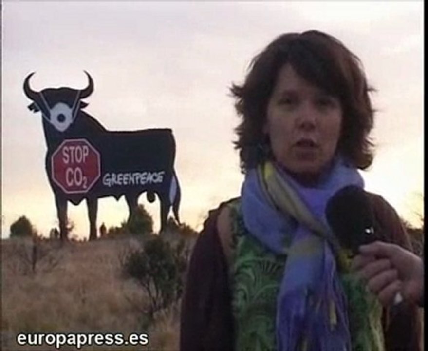 Un toro de Osborne con mascarilla
