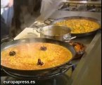 Chefs extranjeros cocinan paella