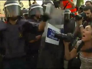 Dictature Européenne (Barcelone) : les CRS attaquent le peuple 12